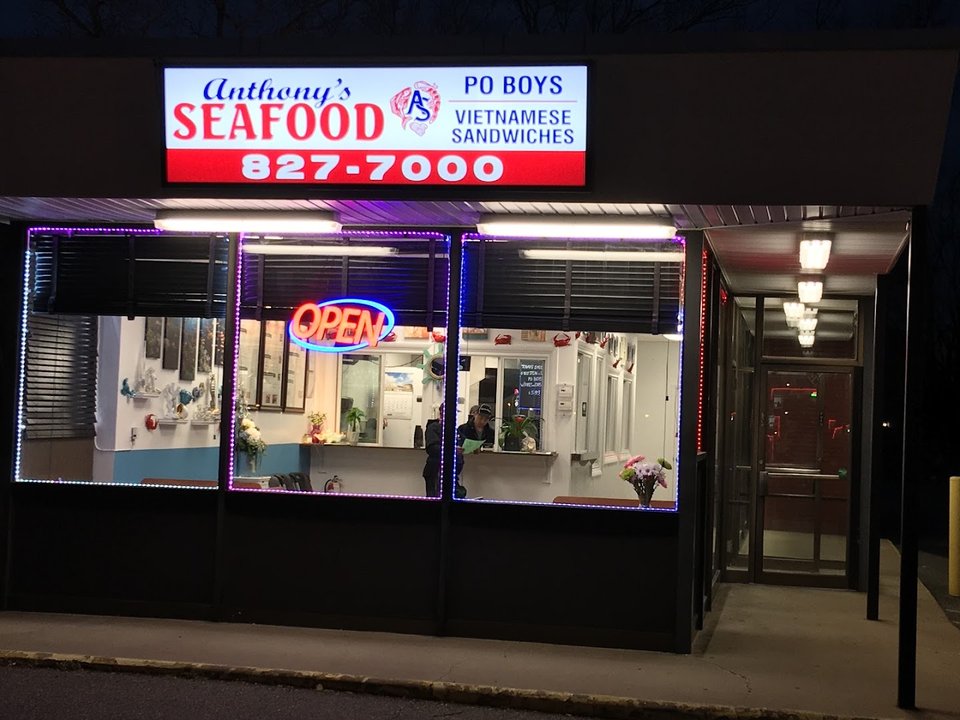 Seafood restaurant counter with fried plates.